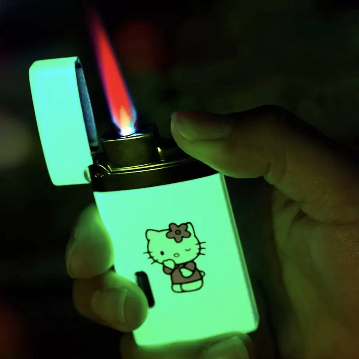 Merkloos Hello Kitty Glow In The Dark Aansteker Met Roze Vlam - Bekend Van TikTok - Hervulbaar En Windproof - Afbeelding 2